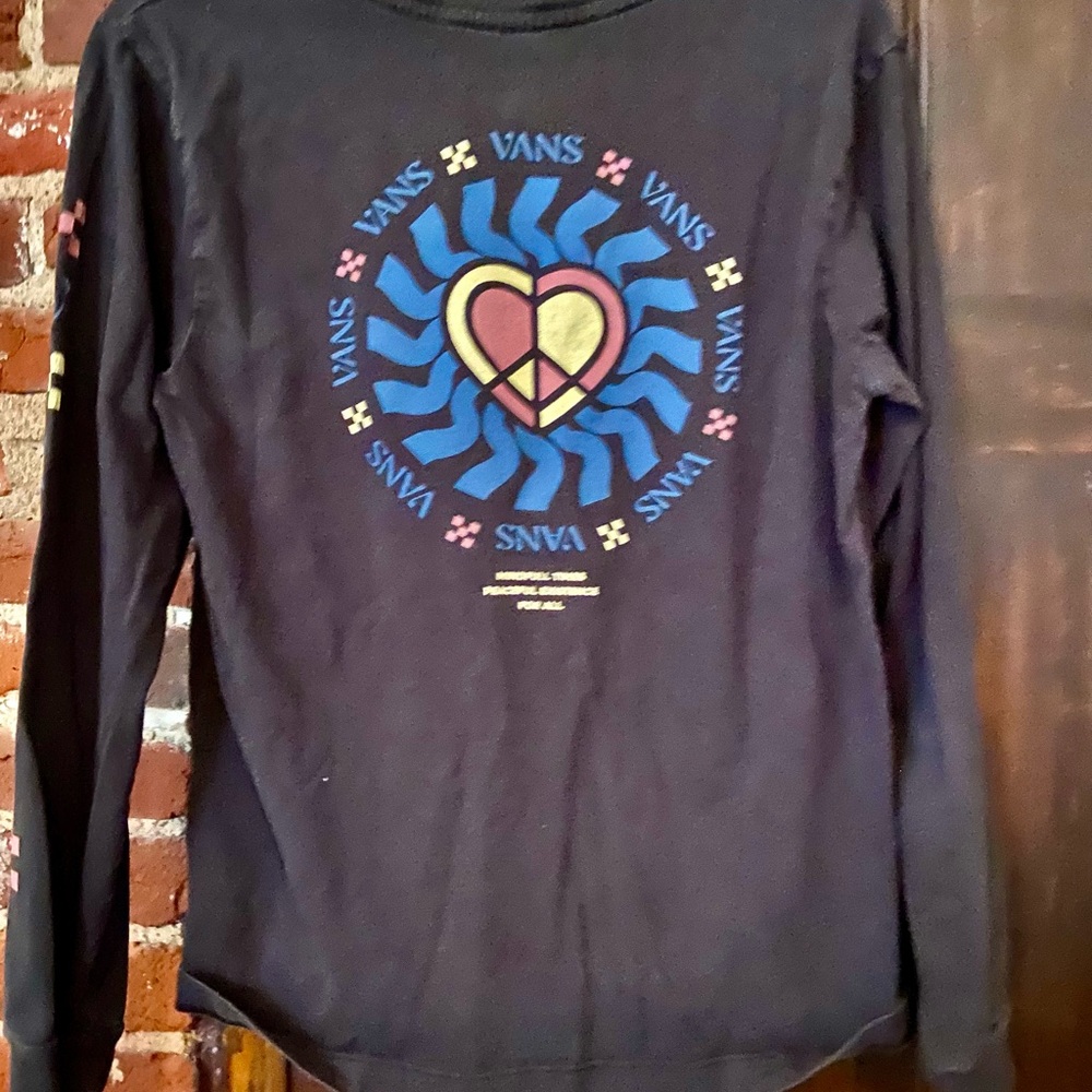 Van’s long sleeve tee with intricate designs. Long sleeve skater t faded black